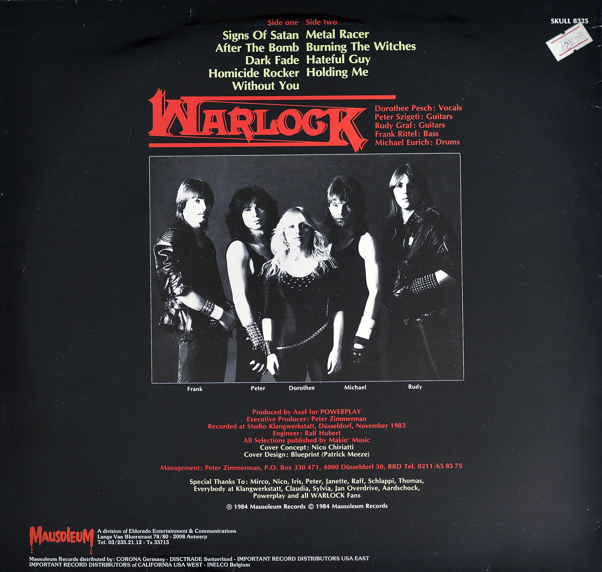 Back cover of Warlock’s Burning the Witches album featuring a black-and-white photo of the band members: Dorothee Pesch (vocals) at the center, flanked by Peter Szigeti (guitar), Rudy Graf (guitar), Frank Rittel (bass), and Michael Eurich (drums). The image is framed on a black background with the album tracklist at the top, the Warlock logo in red, and production credits at the bottom https://vinyl-records.nl 